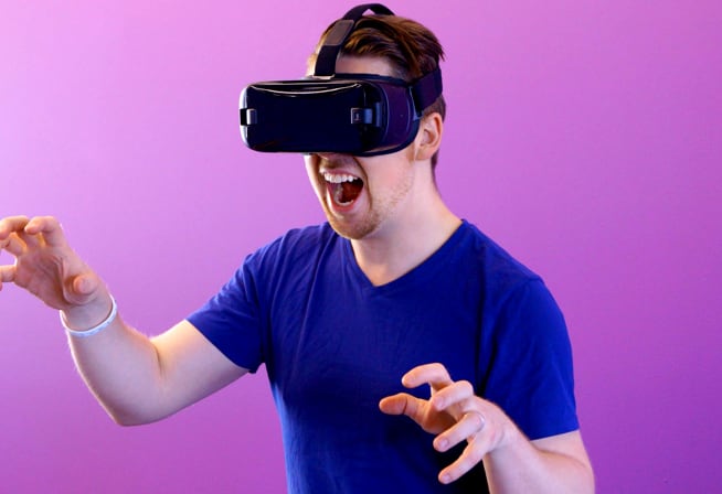 Picture of a men using VR googles
